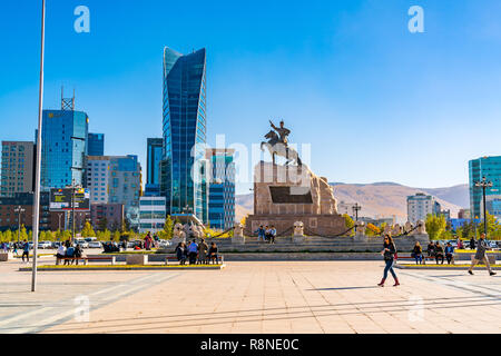 ULAANBAATAR, IN MONGOLIA - Ottobre 3, 2018 : Sukhbaatar Square o Gengis Khan Square con la statua di mongola eroe rivoluzionario Sukhbaatar e il Foto Stock