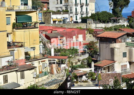 Tipiche Case terrazza con prevalenza di tetti piani su ripide scogliere della costa mediterranea di Napoli in Italia. Foto Stock