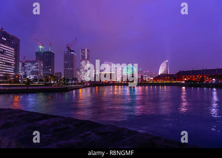 Bella vista notturna di MinatoMirai nella città di Yokohama, nella prefettura di Kanagawa, Giappone, panorama Foto Stock