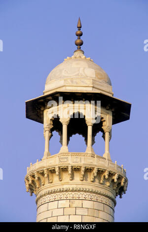 Vista del balcone sulla sommità di Minar del Taj Mahal settima meraviglia del mondo, Agra, Uttar Pradesh, India Foto Stock