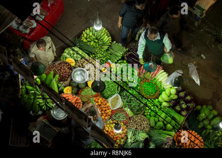 Dacca in Bangladesh - 15 dicembre : popolo del Bangladesh browsw vegetale in una strada mercato ortofrutticolo di notte a Dhaka, nel Bangladesh sul dicembre 15, 2018 Foto Stock