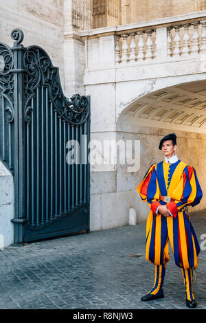 Città del Vaticano - 10 Agosto 2016 : Guardia Svizzera presso la Basilica di San Pietro Foto Stock