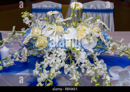 Decorazioni per la tavola con i fiori. Foto Stock