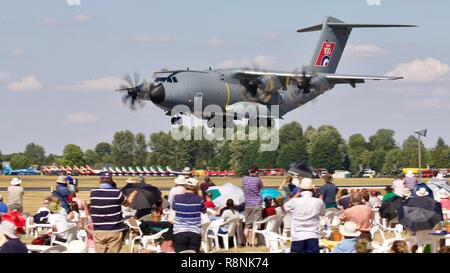 RAF dimostrando l'A400M Atlas davanti a spettatori in Cotswold Club at 2018 Royal International Air Tattoo Foto Stock