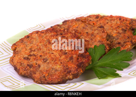 Fritti scaloppine di fegato o frittelle su una piastra isolata sfondo bianco Foto Stock