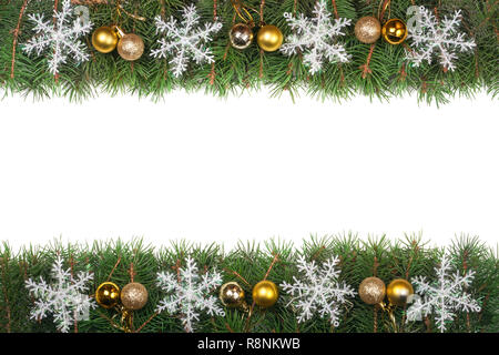 Telaio di Natale fatto di rami di abete decorato con palline e fiocchi di neve isolati su sfondo bianco Foto Stock