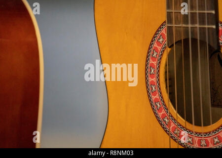 Vecchia chitarra acustica dettaglio chiudere fino Foto Stock