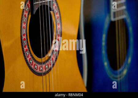 Vecchia chitarra acustica dettaglio chiudere fino Foto Stock