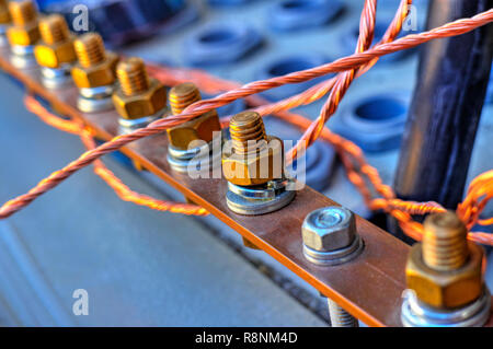Bus di messa a terra con i terminali e i cavi all'interno di apparecchiature elettriche armadio di controllo Foto Stock