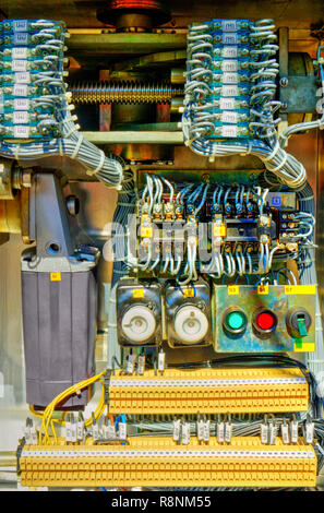 Vista interna di apparecchiature elettriche armadio di controllo di alta tensione del sezionatore Foto Stock