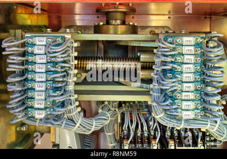 Vista interna di apparecchiature elettriche armadio di controllo di alta tensione del sezionatore Foto Stock