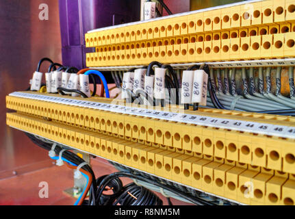 Vista interna di apparecchiature elettriche armadio di controllo di alta tensione del sezionatore Foto Stock