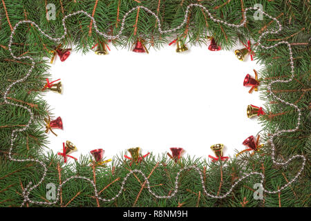 Telaio di Natale fatto di rami di abete decorato con perle e campane isolati su sfondo bianco Foto Stock