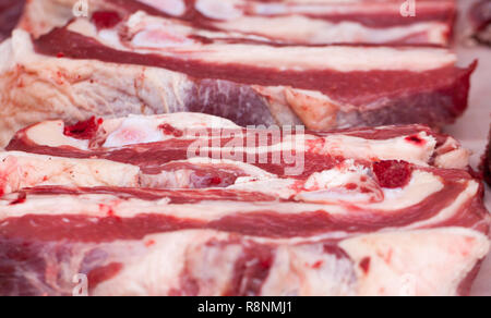 Fresco a pezzetti di carne di maiale sul mercato contatore. Messa a fuoco selettiva Foto Stock