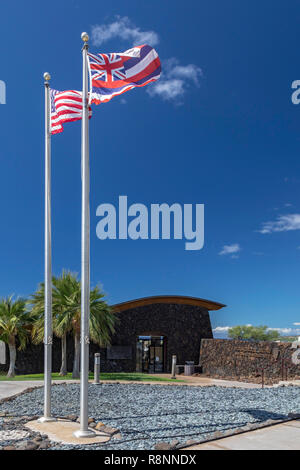 , Kawaihae Hawaii - le bandiere degli Stati Uniti e dello stato delle Hawaii sorvolare il centro visitatori al Pu'ukohola Heiau National Historic Site. Foto Stock