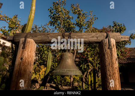 Campana nel cortile di San Juan Bautista Mission , California, USA. Foto Stock