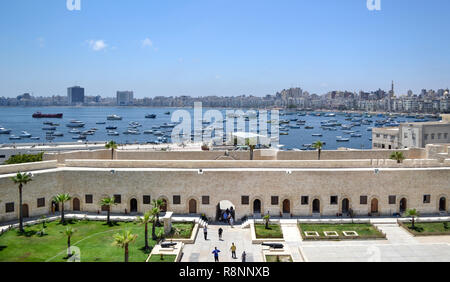 La città di Alessandria waterfront e lo skyline visto dalla cittadella Qaitbay in una giornata di sole in Egitto Foto Stock