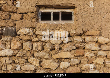 Vecchia finestra con vetro in casa di villaggio Foto Stock