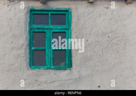 Vecchia finestra con vetro in casa di villaggio Foto Stock