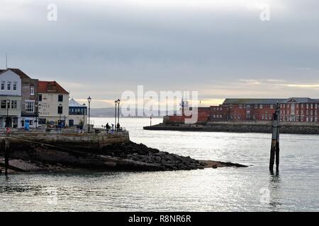 La stretta entrata al porto di Portsmouth con l'Isola di Wight in distanza, su un giorno inverni, Portsmouth Inghilterra Hampshire REGNO UNITO Foto Stock