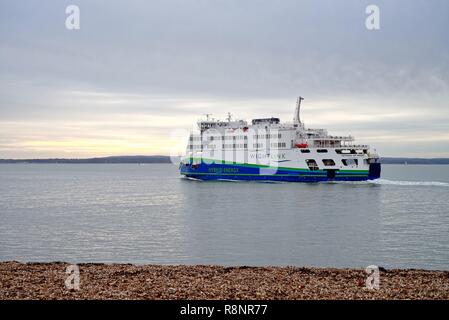 Il Wightlink energia ibrido traghetto per auto " Victoria di Wight vela da Portsmouth su un giorno inverni, Hampshire England Regno Unito Foto Stock