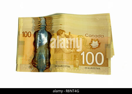 Canadese spread denaro su uno sfondo bianco. Foto Stock