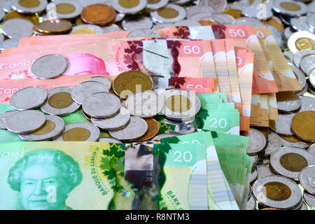 Molti Canadian Dollar Bills ricambi e modificare la diffusione e il riempimento del telaio. Foto Stock