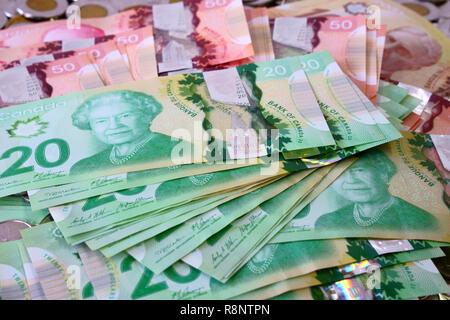 Molti Canadian Dollar Bills ricambi e modificare la diffusione e il riempimento del telaio. Foto Stock