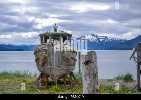 La barca di legno a Hoonah Harbour Foto Stock