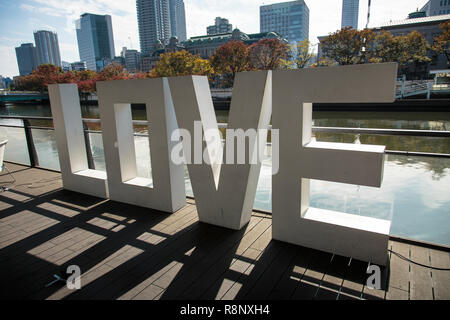 Grande amore segno accanto al fiume o in Nishitenma, Osaka. Foto Stock