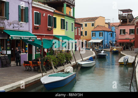 Colorfully case dipinte su isola di Burano nella laguna di Venezia vicino a Venezia, Italia. Foto Stock