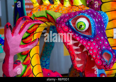 Un colore luminoso e una creatura alebrije in piedi Foto Stock