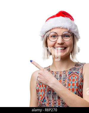 Immagine di felice biondo con gli occhiali e santa coperchio mostrante dito sullo spazio vuoto Foto Stock