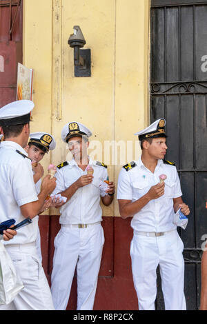 Cubano marinai della marina a piedi nella Città dell Avana Cuba Foto Stock