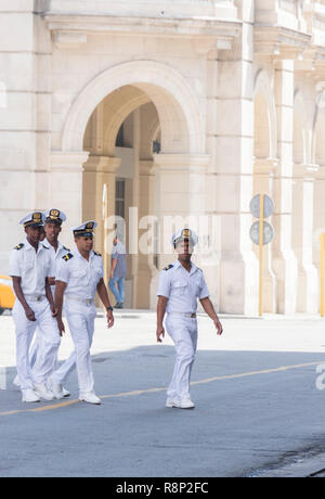 Marina militare cubana marinai attraversamento strada in Havana Cuba Foto Stock