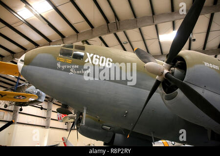 WW2 Curtiss C-46 Commando bimotore piano di trasporto sul display al Pima Air & Space Museum di Tucson, AZ Foto Stock