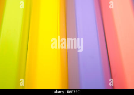 Macro shot di diverso colore matite, tutte allineate le une accanto alle altre Foto Stock