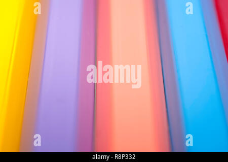 Macro shot di diverso colore matite, tutte allineate le une accanto alle altre Foto Stock