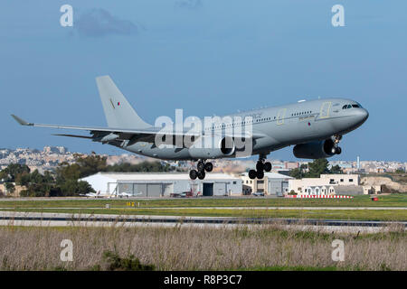 Royal Air Force Airbus A330 Voyager KC3 (A330-243MRTT) circa al touch down. Foto Stock