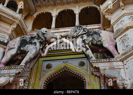 Gli elefanti di pietra in piedi sopra l'ingresso al Palazzo Garh. Hathi Pol (elefante porta) è adornata con intricati dettagli scolpiti, Bundi, Rajasthan, India. Foto Stock