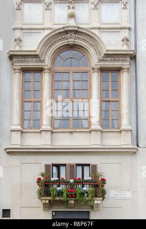 Balcone con fiori su un vecchio appartamento giallo edificio di Roma Italia Foto Stock