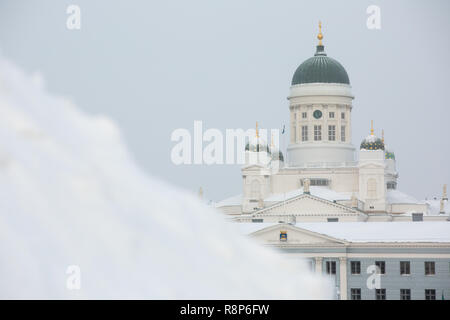 La Cattedrale di Helsinki dietro la montagna di neve, Helsinki, Finlandia Foto Stock