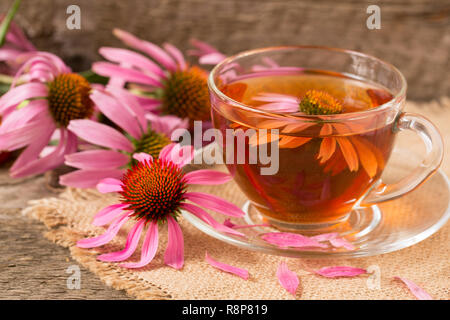 Tazza di tè di echinacea sul vecchio tavolo in legno Foto Stock