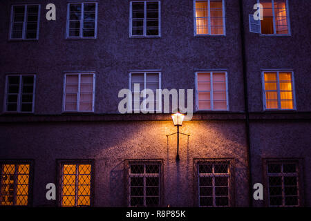 Salisburgo, Austria - Aprile 2015: stradine della città vecchia architettura in serata. Foto Stock