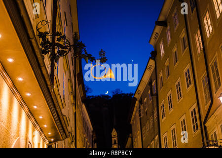 Salisburgo, Austria - Aprile 2015: stradine della città vecchia architettura in serata. Foto Stock