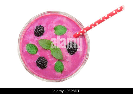 Blackberry yogurt o frullati con foglie di menta isolati su sfondo bianco. Vista dall'alto. Mangiare sano Foto Stock