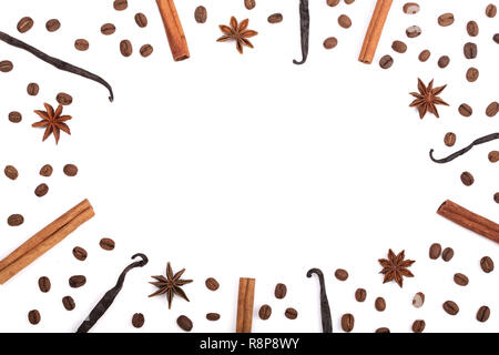 Telaio di bastoncini di vaniglia, cannella, i chicchi di caffè e anice stellato isolato su bianco con copia spazio per il tuo testo. Vista superiore Foto Stock