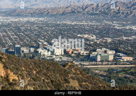 Burbank, in California, Stati Uniti d'America - 13 dicembre 2018: vista collina verso il Burbank media distretto e Walt Disney Studios in San Fernando Valley vicino a Foto Stock