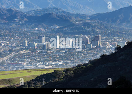 Downtown Glendale con montagne di San Gabriel in background. Vista dalla collina a popolare Griffith Park nella contea di Los Angeles, California. Foto Stock