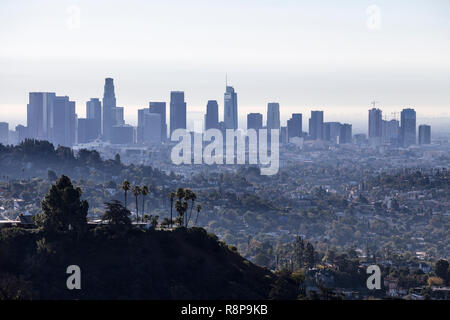 Mattina cityscape vista del centro cittadino di Los Angeles dal popolare parco Griffith vicino a Hollywood California. Foto Stock